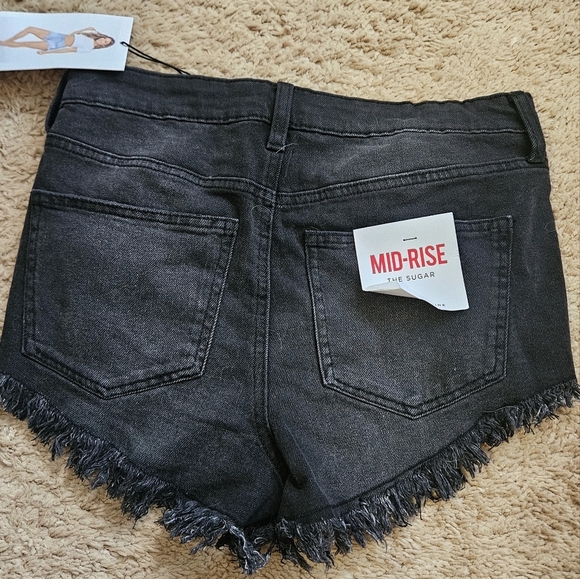 CELEBRITY PINK Exposed Button Mid Rise Jean Shorts In Washed Black. Size 28 NWT - Picture 6 of 12